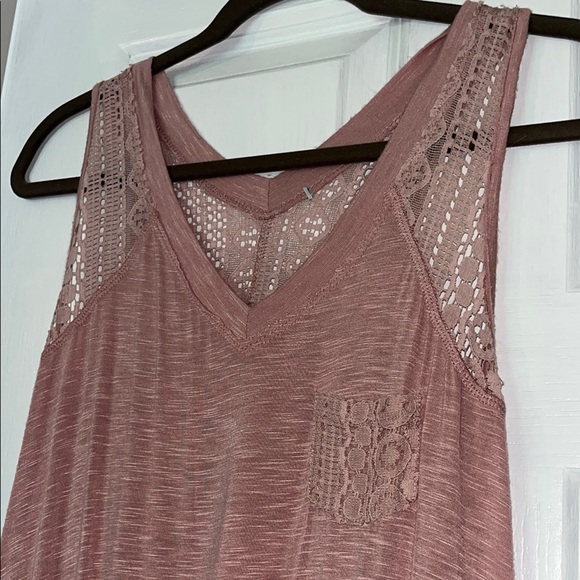 Women's Lace Detail Sleeveless Top - Picture 2 of 4